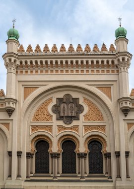 PRAG, CZECH Cumhuriyet - 19 Temmuz 2019: Prag Devlet Opera Evi 'nin dış görünümü (Sttn Opera Binası))