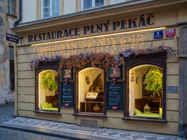 PRAG, CZECH CUBLIC - 18 Temmuz 2019: Eski Şehir 'deki restoran pencereleri