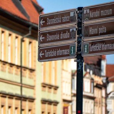 PRAG, CZECH Cumhuriyet - 18 Temmuz 2019: Eski kentte eski binalara karşı imza atıldı