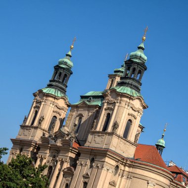 PRAG, CZECH CUBLIC - 18 Temmuz 2019: St. Nicholas Kilisesi 'nin dış görünümü