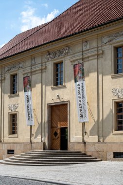 PRAG, CZECH REPUBLIC - 18 Temmuz 2019: Prag Belediye Binası 'nın Önü (Obecn dum)