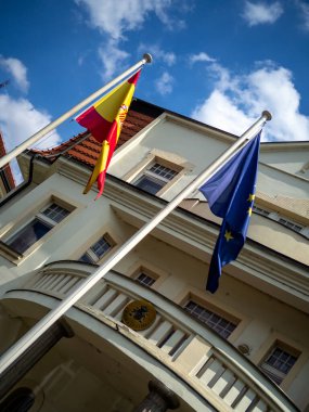 PRAG, CZECH REPUBLIC - 18 Temmuz 2019: Badeniho 'daki İspanyol Büyükelçiliği binasında balkon ve bayraklar