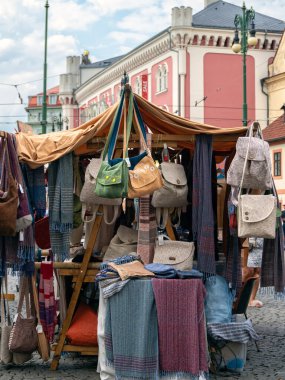 PRAG, CZECH CUBLIC - 18 Temmuz 2019: Eski Şehir yakınlarındaki bir markette el çantaları satışı