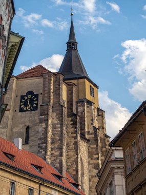PRAG, CZECH Cumhuriyet - 18 Temmuz 2019: Eski Şehir 'deki kilise kulesi ve saat kulesi