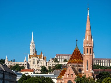 BUDAPEST, HUNGARY - 16 Temmuz 2019: Szilagyi Dezso Meydanı Reform Kilisesi ve St. Matthias Kilisesi 'nin kuleleri ile şehir silueti