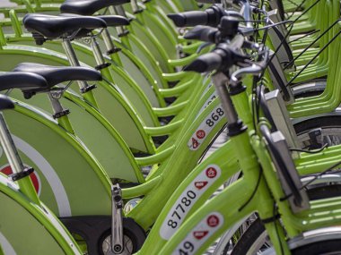 BUDAPEST, HUNGARY - 16 HAZİRAN 2019: Bubi Bisiklet Paylaşımı Kiralama İstasyonunda Yeşil Bisikletler