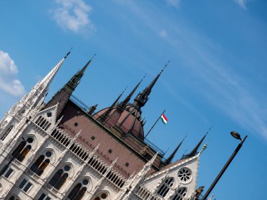 BUDAPEST, HUNGARY - 16 Temmuz 2019: Macaristan Parlamento Binası 'nın dış görünümü