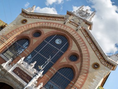 BUDAPEST, HUNGARY - 16 Temmuz 2019: Büyük Pazar Salonu binasının dekoratif penceresi
