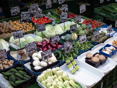 Vienna, AUSTRIA - 15 Temmuz 2019: Naschmarkt Market 'te taze sebzelerin fiyat etiketleriyle gösterimi