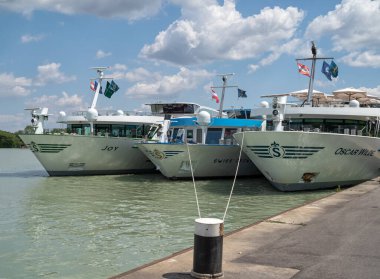Vienna, AUSTRIA - 15 Temmuz 2019: Limandaki Tuna Nehri 'ne demirlemiş Scylla Cruise gemileri - Gemiler Scylla Joy, Scylla Swiss Crown ve Scylla Oscar Wilde