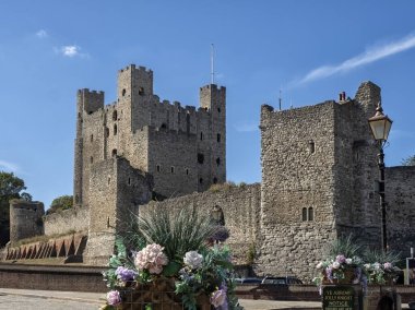 ROCHESTER, KENT, İngiltere - 13 Eylül 2019: Rochester Kalesi 'nin dış görünümü