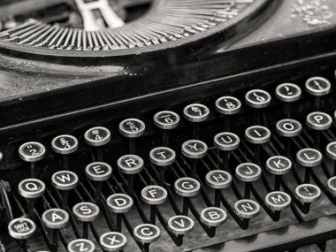 Eski taşınabilir bir daktilonun tek renkli görüntüsü