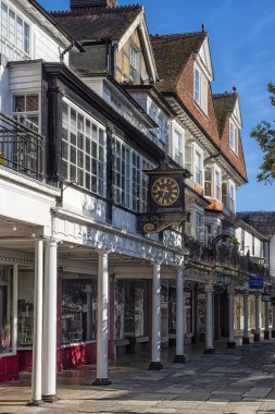 ROYAL TUNBRIDGE WELls, KENT, UK - 15 Eylül 2019: The Pantiles 'daki sütunların görüntüsü