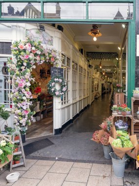 St. ALBANS, HERTFORDSHIRE, İngiltere - Ekim 04, 2019: Güzel Village Arcade Alışveriş Merkezi 'nin iç görünümü