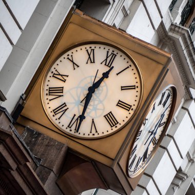 NEW YORK, ABD - 18 Kasım 2019: Macy 'nin mağazasının önünde halka açık saat