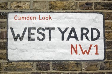 LONDON, İngiltere - 12 AĞUSTOS 2017: Camden Lock Market 'in duvarına Batı Yard için boyanmış tabela