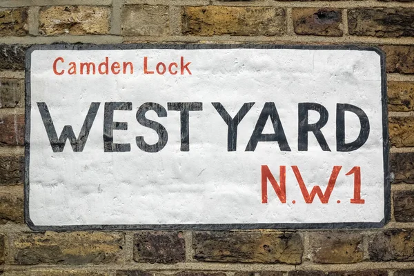 LONDON, İngiltere - 12 AĞUSTOS 2017: Camden Lock Market 'in duvarına Batı Yard için boyanmış tabela