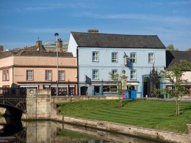CAMBRIDGE, İngiltere - 11 AĞUSTOS 2017: Magdalene Köprüsü ve Pickerel Inn Nehri 'nin karşısındaki Cam Oteli