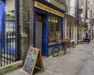 CAMBRIDGE, İngiltere - 11 AĞUSTOS 2017: Cambridge Peynir Dükkanı 'nın dışı