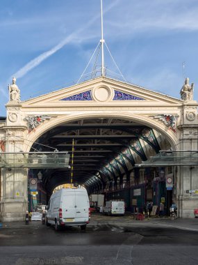 LONDON, İngiltere - 25 AĞUSTOS 2017 Grand Avenue 'nun Smithfield Et Pazarı' na girişi