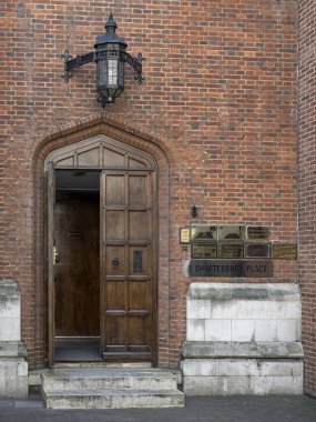 LONDON, İngiltere - 25 AĞUSTOS 2017 Shaftesbury Place 'deki Ironmongers Hall' un girişi