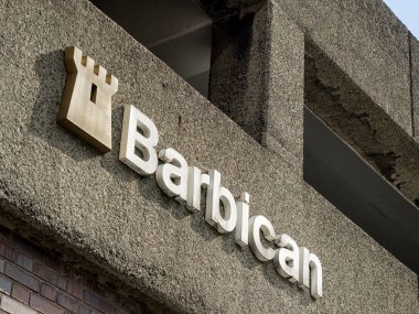 LONDON, İngiltere - 25 AĞUSTOS 2017: Barbican Mimarisi 'nin dışında imzalayın - Brutalist Mimarinin bir örneği