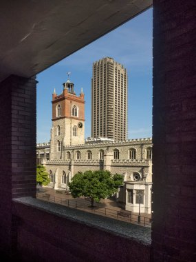 LONDON, İngiltere - 25 AĞUSTOS 2017: St Giles 'ın Cripplegate Kilisesi Barbican Merkezi' nin pencerelerinden birinden görüldü