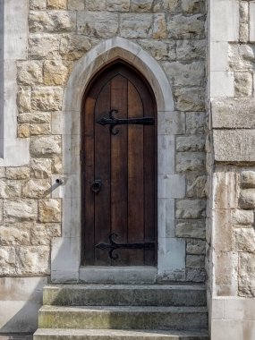 LONDON, UK - 25 AĞUSTOS 2017: Barbican malikanesindeki St. Giles 'ın Cripplegate Kilisesi' nin kemerli kapısı