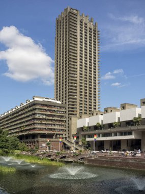 LONDON, İngiltere - 25 AĞUSTOS 2017: Arka planda yüksek binalardan birine sahip Barbican Merkezi manzarası