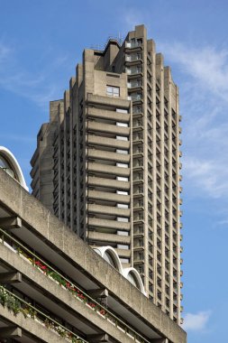 LONDON, UK - 25 AĞUSTOS 2017: Barbican Malikânesi 'ndeki Yüksek Rise Residential Towers' lardan biri düşük katlı Apartmanların balkonlarından yükseliyor