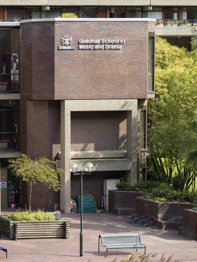 LONDON, İngiltere - 25 AĞUSTOS 2017: Barbican Malikanesi 'ndeki Guildhall Müzik ve Drama Okulu' na Giriş