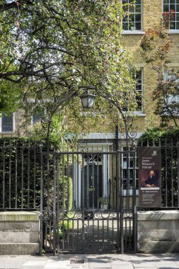 LONDON, İngiltere - 25 AĞUSTOS 2017: John Wesley 'nin Şehir Yolundaki Şapeli' nin ön cephesi