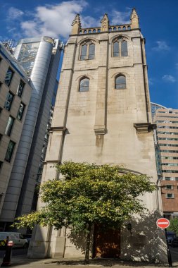 LONDON, İngiltere - 25 AĞUSTOS 2017: Londra 'nın Wood Caddesi' ndeki St. Alban Kulesi 'nin dış görünümü