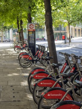 LONDON, İngiltere - 25 AĞUSTOS 2017: Londra şehrindeki Guildhall 'daki bisiklet kiralama istasyonu