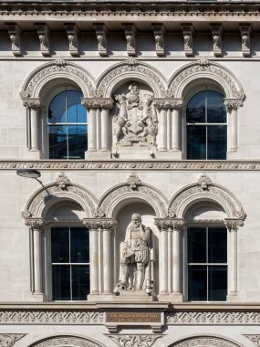 LONDON, İngiltere - 25 AĞUSTOS 2017: Holborn Viaduct binasının sonundaki Sir Thomas Gresham 'ın heykeli