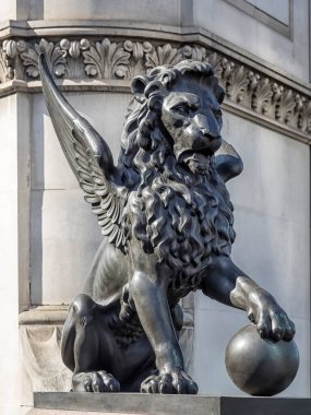 LONDON, İngiltere - 25 AĞUSTOS 2017: Kanatlı Aslan heykeli, Holborn Viaduct 'taki 4 heykelden biri