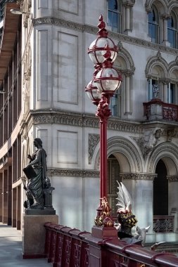 LONDON, İngiltere - 25 AĞUSTOS 2017: Holborn Viaduct 'taki dekoratif Viktorya sokak lambası