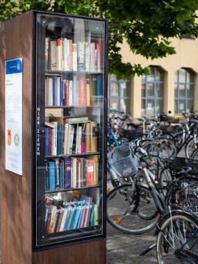 BAMBERG, ALMANY - 09 Temmuz 2019: Kitapların değiş tokuşuna ve depolanmasına izin veren sokakta bir kitaplık
