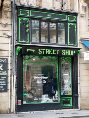 BORDEAUX, FRANCE - EYLÜL 07, 2017: Şehir merkezindeki Sokak Sanat Dükkanı 'nın dışı