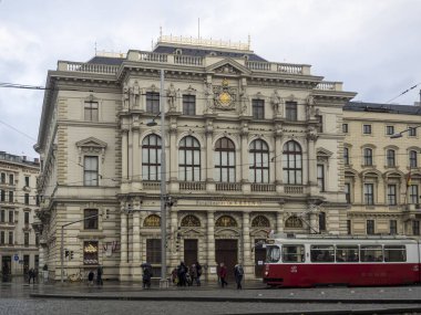 Vienna, AUSTRIA - 04 Aralık 2017 Kasino am Schwarzenbergplatz Tiyatrosu 'nu geçen tramvay