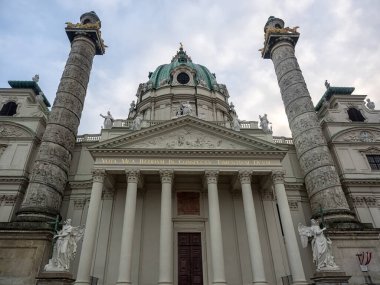 VIENNA, AUSTRIA - 04 Aralık 2017: Karlskirche Kilisesi 'nin ön cephesinin dış görünüşü