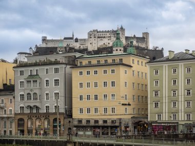 SALZBURG, AUSTRIA - 05 Aralık 2017: Mayer Delikatessen - Universittsplatz Pazarı 'nda seyyar bir şarküteri