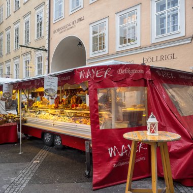 SALZBURG, AUSTRIA - 05 Aralık 2017: Mayer Delikatessen - Universittsplatz Pazarı 'nda seyyar bir şarküteri