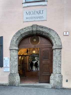 SALZBURG, AUSTRIA - 05 Aralık 2017: Mozart ailesinin eski evi olarak bilinen 8 numaralı Makartplatz 'ın girişi