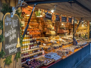 SALZBURG, AUSTRIA - 05 Aralık 2017: Salzburg Noel Pazarı 'ndaki güzel tezgah (Salzburger Christkindlmarkt)