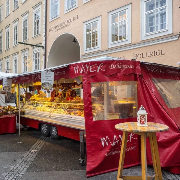 SALZBURG, AUSTRIA - 05 Aralık 2017: Mayer Delikatessen - Universittsplatz Pazarı 'nda seyyar bir şarküteri