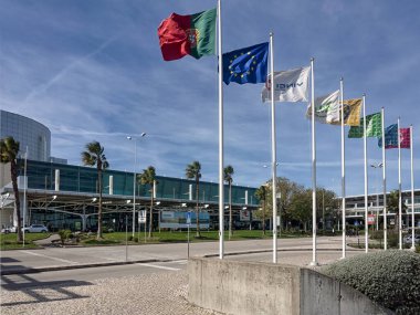 LISBON, PORTUGAL - 05 Mart 2015: Praca Do Comercio 'daki Zafer Kemeri üzerindeki heykeller mavi gökyüzüne karşı izole edildi