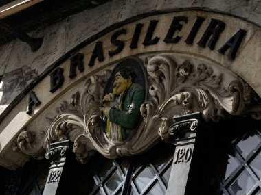 LISBON, PORTUGAL - 05 Mart 2015: Rua Garrett 'taki Cafe A Brasileira' nın önünde imza at