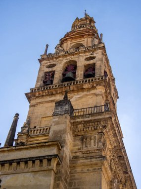 CORDOBA, İspanya - 11 Mart 2016: Cordoba Camii Katedrali 'nin Çan Kulesi' nin dış görünüşü (Mezquita)