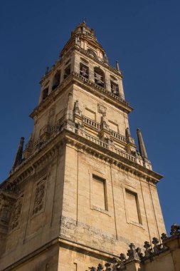 CORDOBA, İspanya - 11 Mart 2016: Cordoba Camii Katedrali 'nin Çan Kulesi' nin dış görünüşü